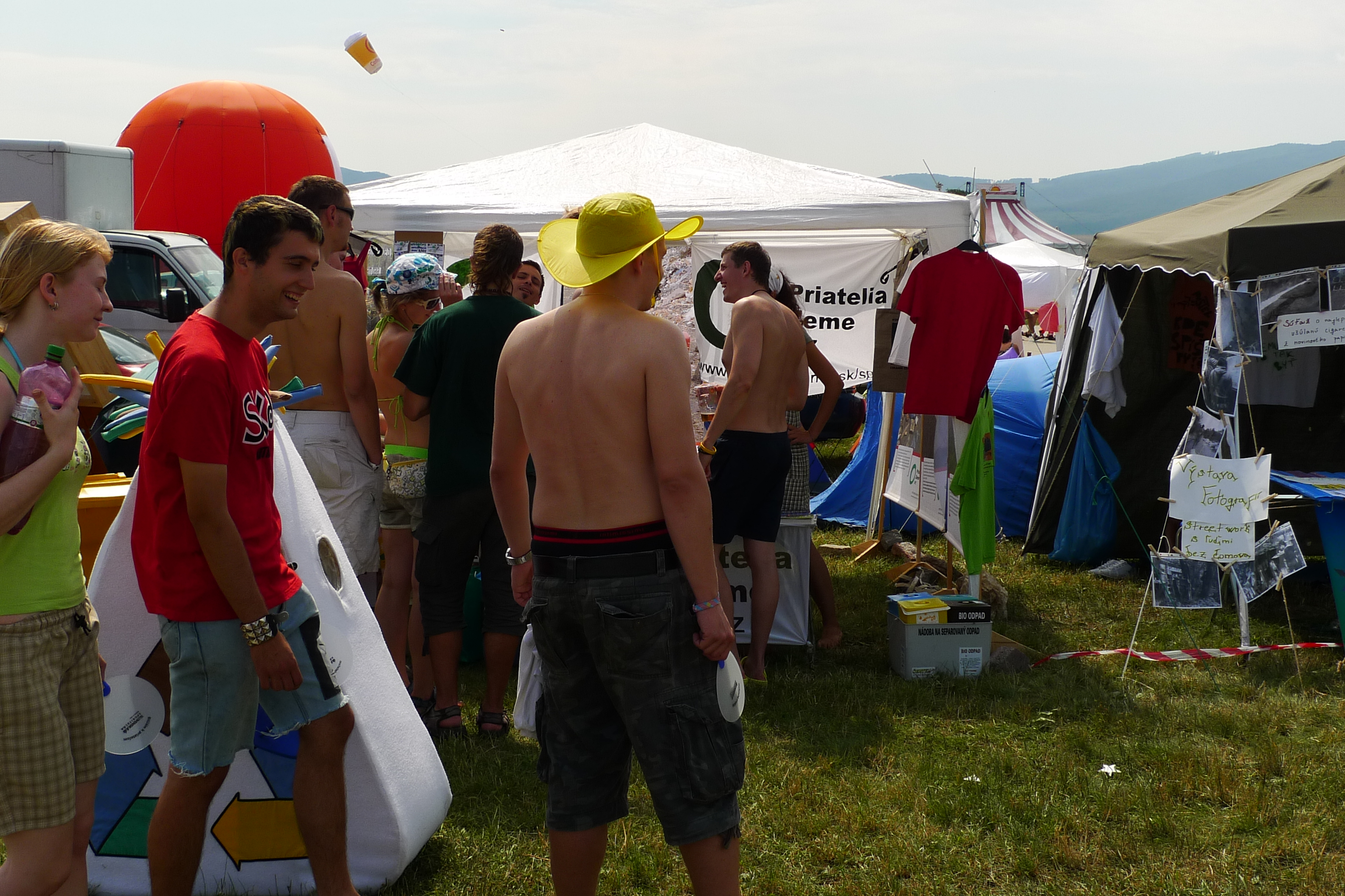Dobrovoľníci Priateľov Zeme - SPZ informujú účastníkov festivalu ohľadom triedeného zberu, kompostovania, čiernych skládok a rie